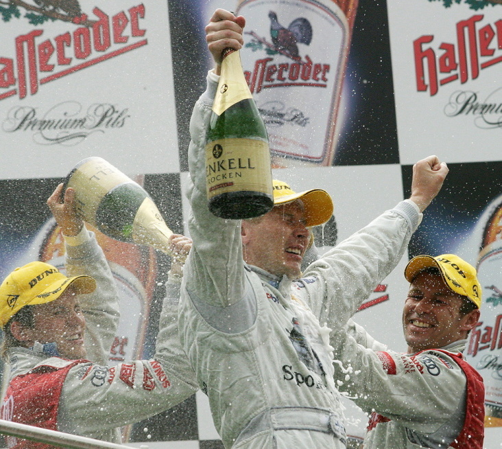 Mika Häkkinen lässt sich als Sieger des DTM-Rennens in Spa feiern