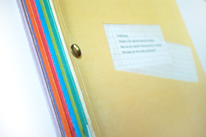 Durch die Neuanordnung der einzelnen Hefte entsteht ein individueller Farbcode auf dem Buchrücken.