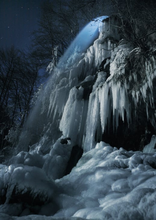 Mondlicht am Uracher Wasserfall. Das Licht im Wasserfall ist gesetztes Ausleuchtungs-Licht (keine EBV).