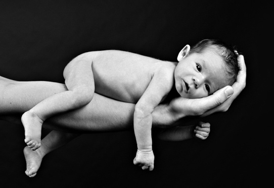 baby auf der hand von papa, schwarzweiss foto