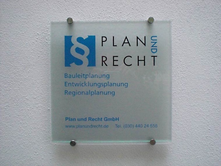 Firmenschilder für die Plan und Recht GmbH
