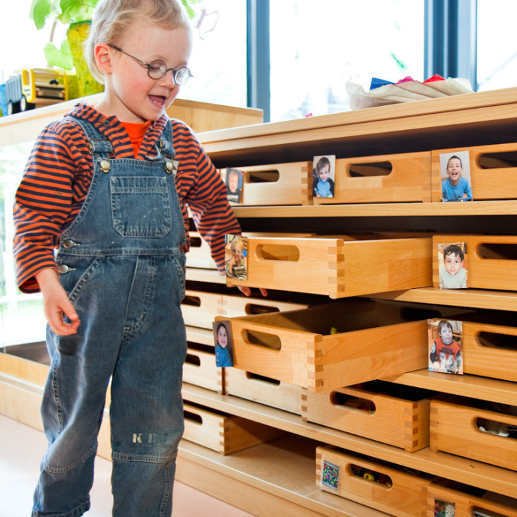 Werbung für Kindermöbel einer Behindertenwerkstatt