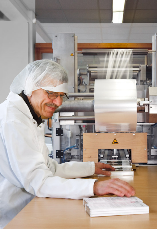 Schokoladenverpackung in einer Behindertenwerkstatt