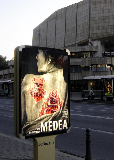 »Medea«, Premierencitylightplakat für das Leipziger Schauspielhaus