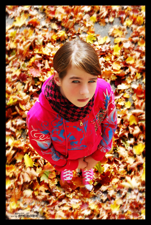 Schüchternes Mädchen im Herbst