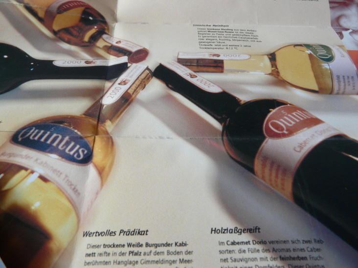 Flyer Innenseite mit Kurzbeschreibungen zu Lage und Geschmack der Weine.