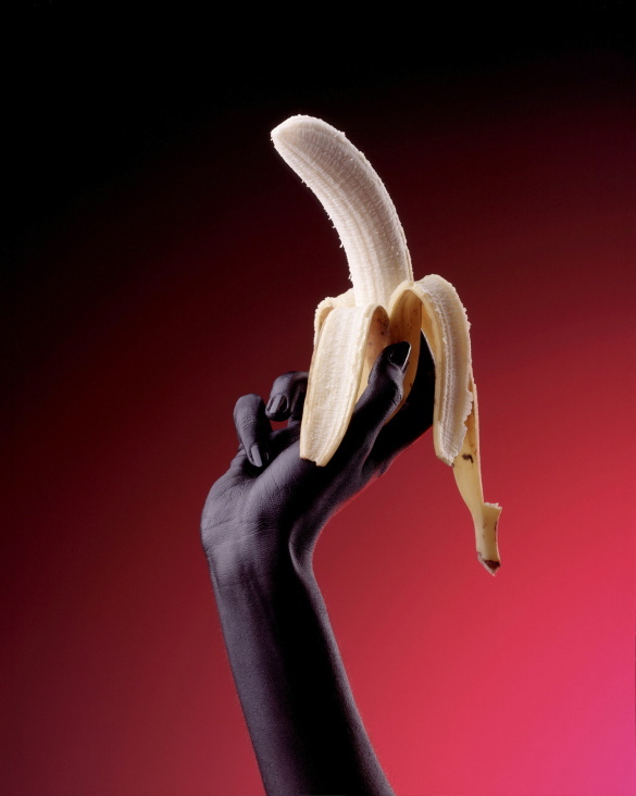 schwarze Hand mit Banane