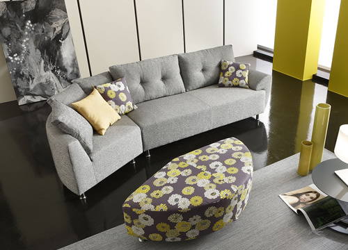 Sofa mit rundem Eckteil und Pouff