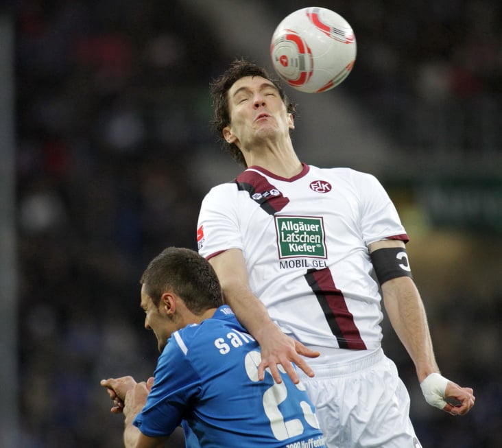Kopfball – Kraftvoll überspringt Srdjan Lakic Hoffenheims Sehad Salihovic