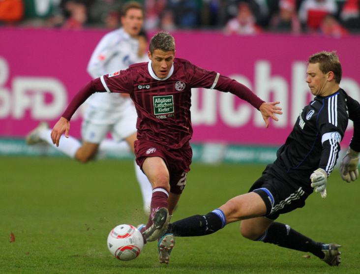 Abwehr – Schalkes Manuel Neuer wehrt einen Anfgriff von Ivo Ilicevic ab