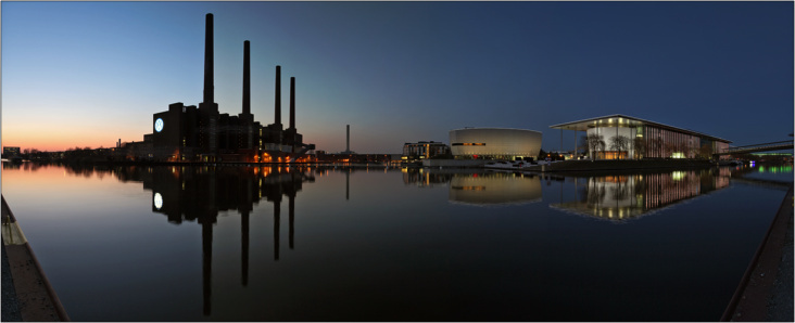 Panorama des VW Werkes in Wolfsburg und der Autostadt auf der rechten Seite
