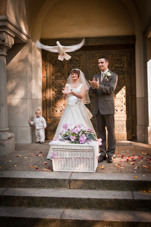 Hochzeitspaar läßt weiße Taube fliegen