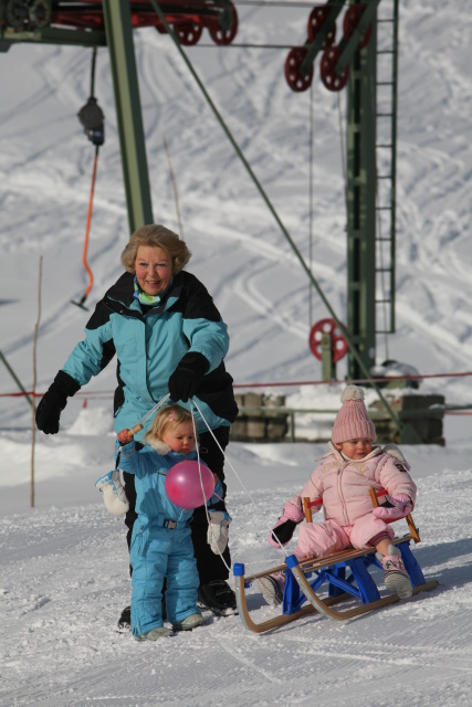 Beatrix I, Königin der Niederlande mit Enkelkindern in Lech am Arlberg