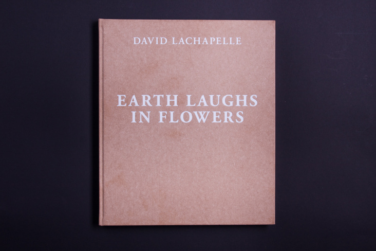 Ausstellungskatalog „Earth Laughs in Flowers“  (Cover)