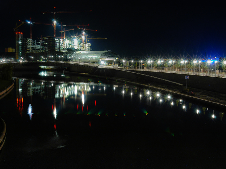 Berliner Hauptbahnhof bei Nacht während der Bauphase