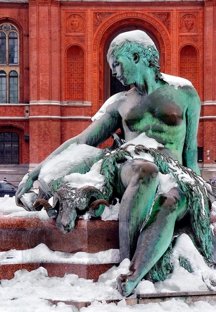 Eine der vier Fluss-Allegorien des Neptunbrunnens von Reinhold Begas