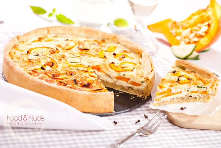 Köstliche Kürbis-Zucchini-Quiche mit Stück