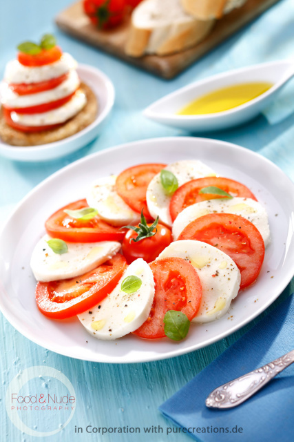 Tomaten-Mozzarella rund serviert