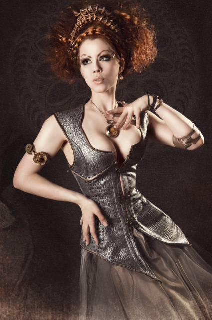 Fashion: Elfenrausch, Model: Ophelia Overdose