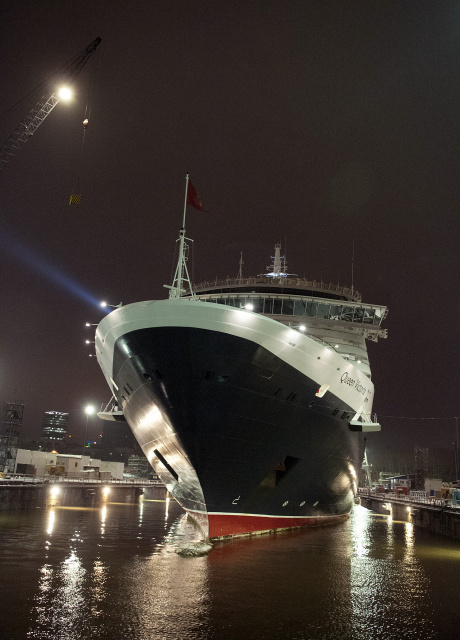 Queen Victora Kreuzfahrtschiff fährt in der Nacht vom 02. auf 03.12.2010 in das Dock bei Blohm und Voss in Hamburg am 03.12.201