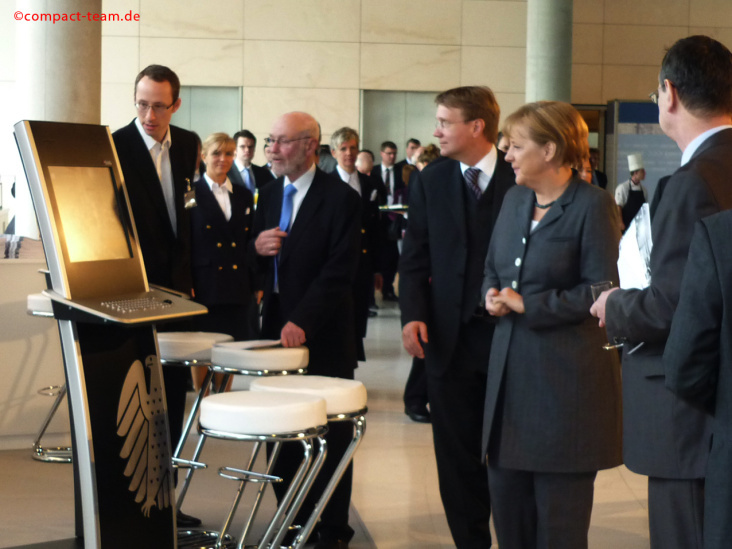 Austellung „20 Jahre Volkskammerwahl 1990“ im Deutschen Bundestag / Besuch der Kanzlerin