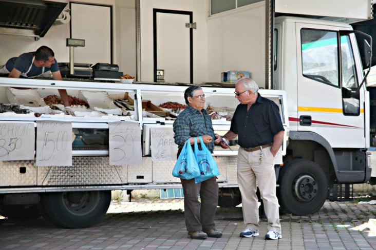 Plaudern auf dem Markt