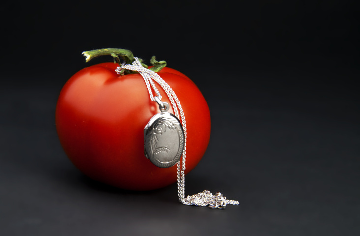 Tomate mit Medaillon