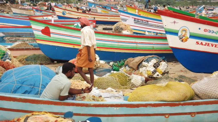 Indien: fishing boats in Kollam