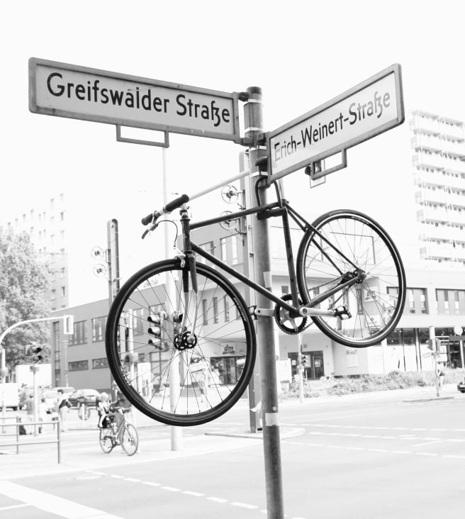 fahrrad am Straßenschild