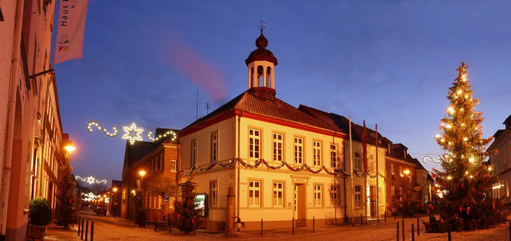 Nachtaufnahme, Rathaus Wachtendonk zur Weihnachtszeit