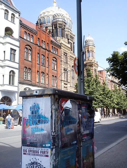 Ankündigungsplakat für das Car2go PopUpStore in Berlin