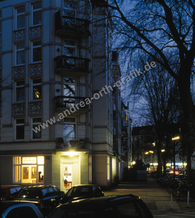 Nichts dem Zufall überlassen: Bäume ohne Laub, „Blaue Stunde“, Beleuchtung von Galerie und Straße