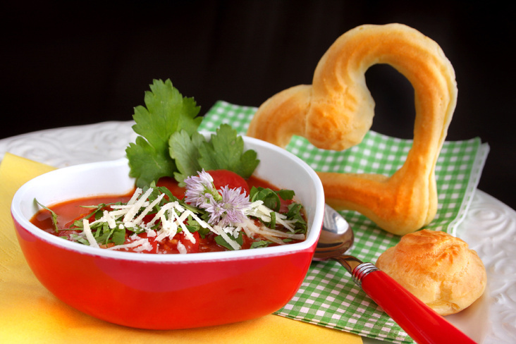 Tomatensuppe mit Brandteig-Herz