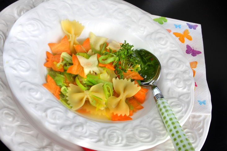 Frühlingsleichte Nudelsuppe mit Farfalle