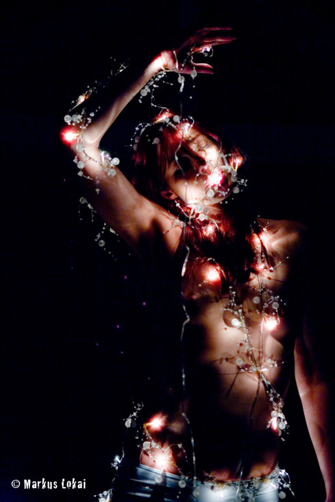 Illumination #1 : Erleuchtung eines weiblichen Körpers. Experimentelle Aktfotografie
