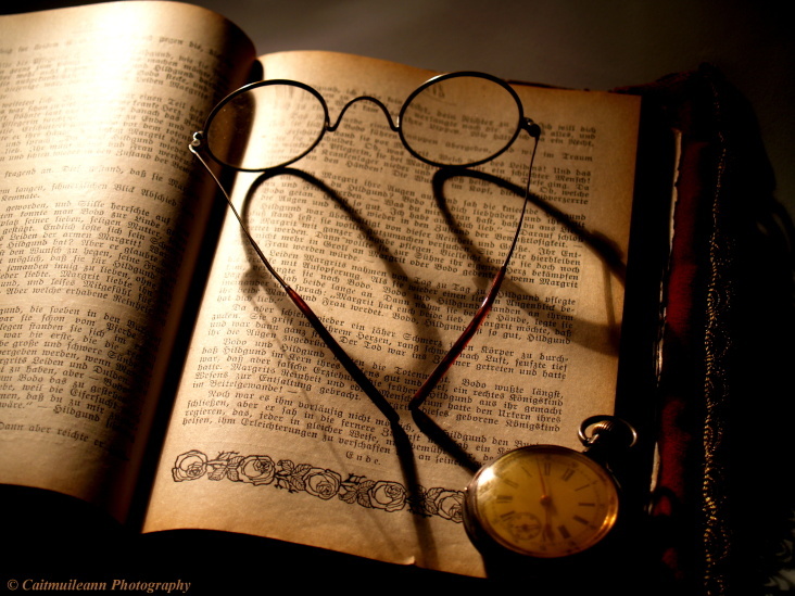 Stilleben mit Buch, Brille und Taschenuhr