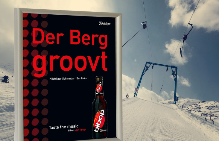 Plakate am Lift einer Skipiste für Köstritzer bibop