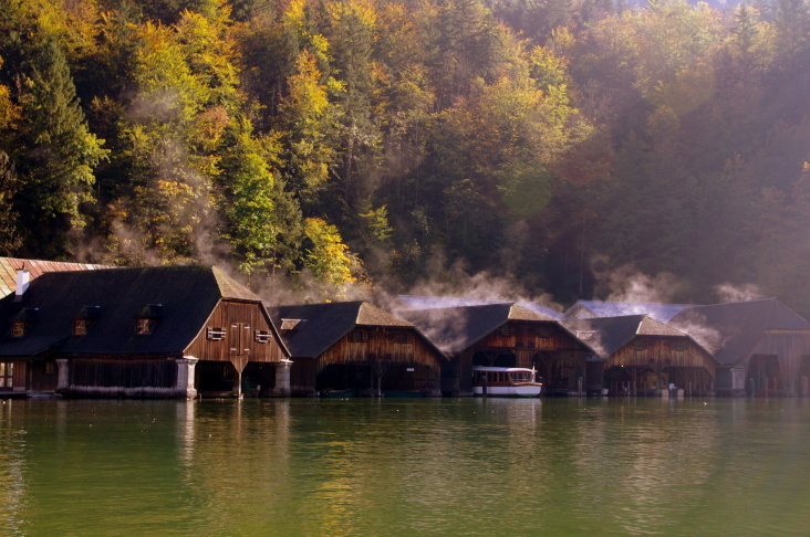 Der frühe Nebel über den Bootshäusern. Faszination pur.