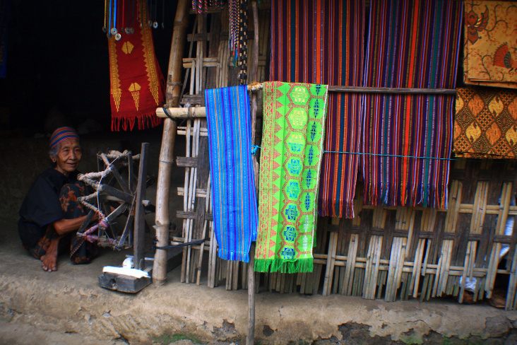 weaving woman – lombok, indonesia