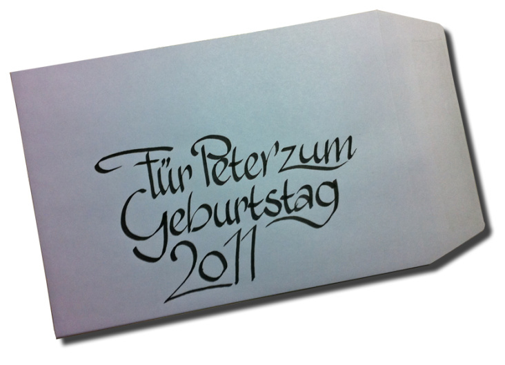 Kalligraphie auf Umschlag „Für Peter zum Geburtstag“