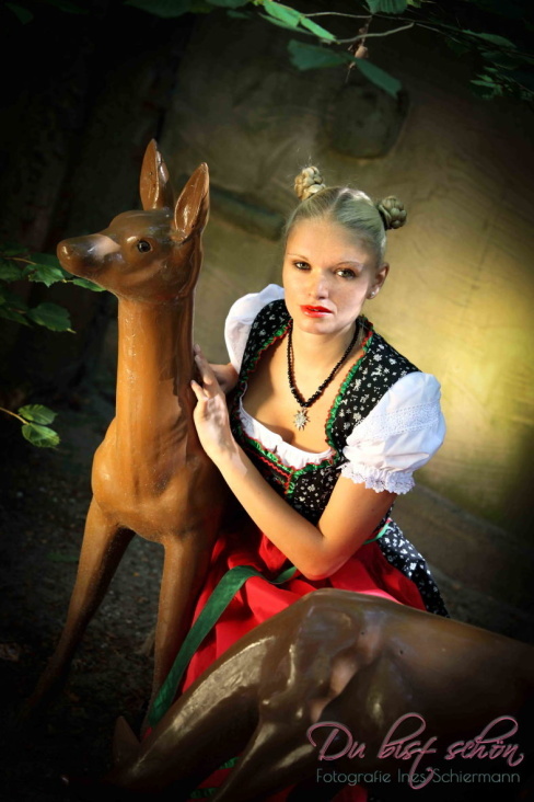 Dirndl-Mode im Märchenpark