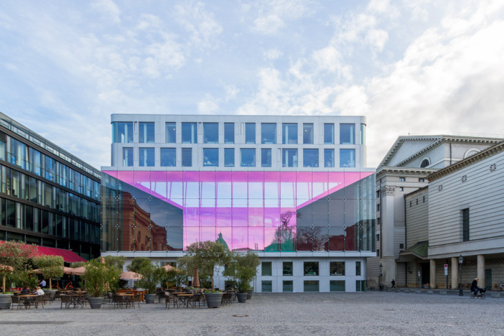 Der Himmel spiegelt sich im Herzen Münchens I