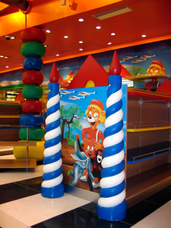 Toy Shop Fassadenentwurf im Airport Athen – dem Olympiamaskottchen von 2004 nachempfunden