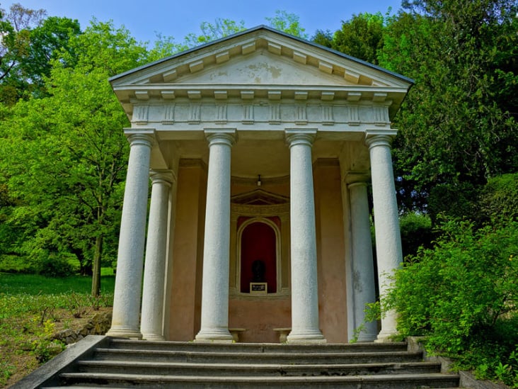 Tempel im Park