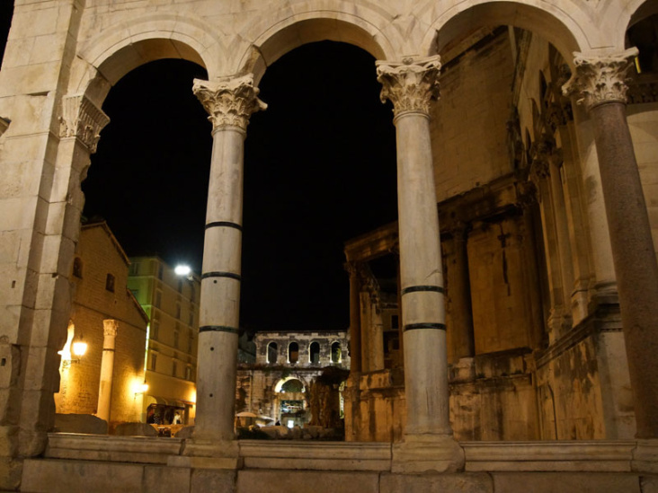 Altstadt von Split bei Nacht