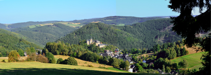 Burg Lauenstein (Fotomontage aus 16 Einzelaufnahmen, Original im Riesenformat)