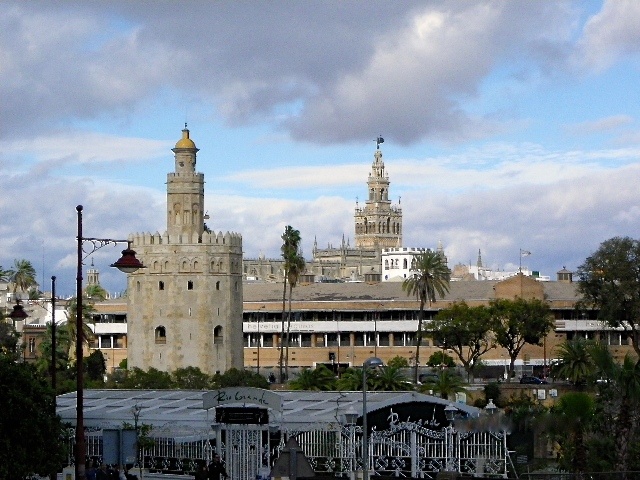 Torre Dòro und Turm der Kathedrale von Sevilla