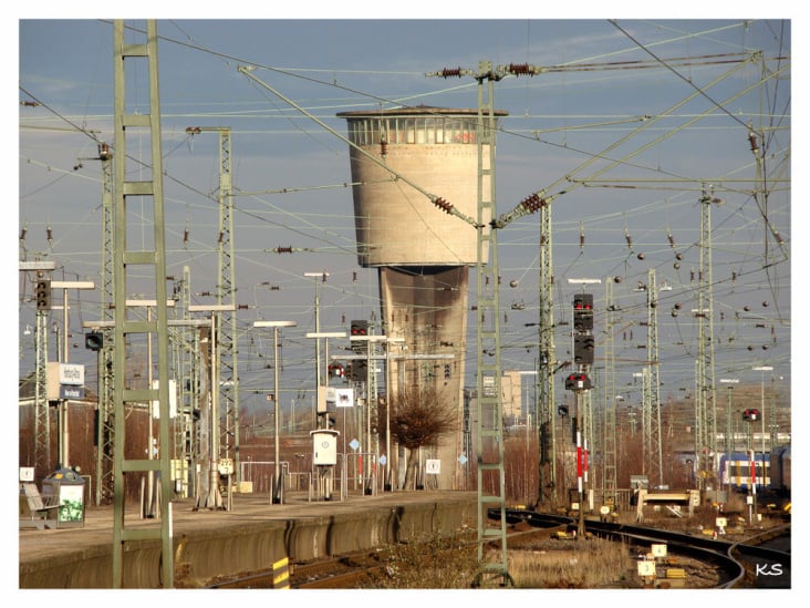 Altona-Wasserturm und Oberleitungen