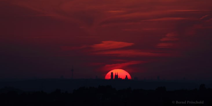 Der Kölner Dom vor der untergehenden Sonne