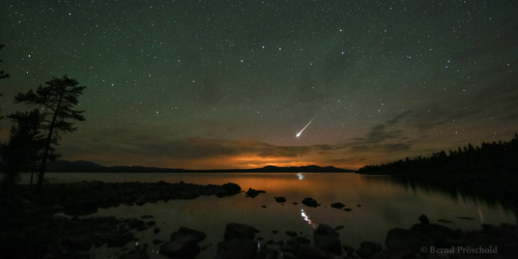 Meteor über dem Femundsee in Norwegen